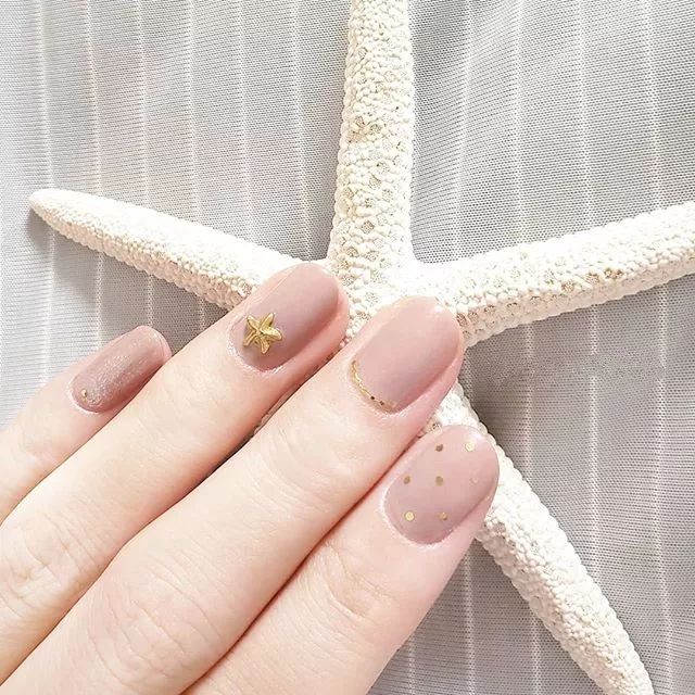 低调奶茶色美甲，承包你一整年的温柔~